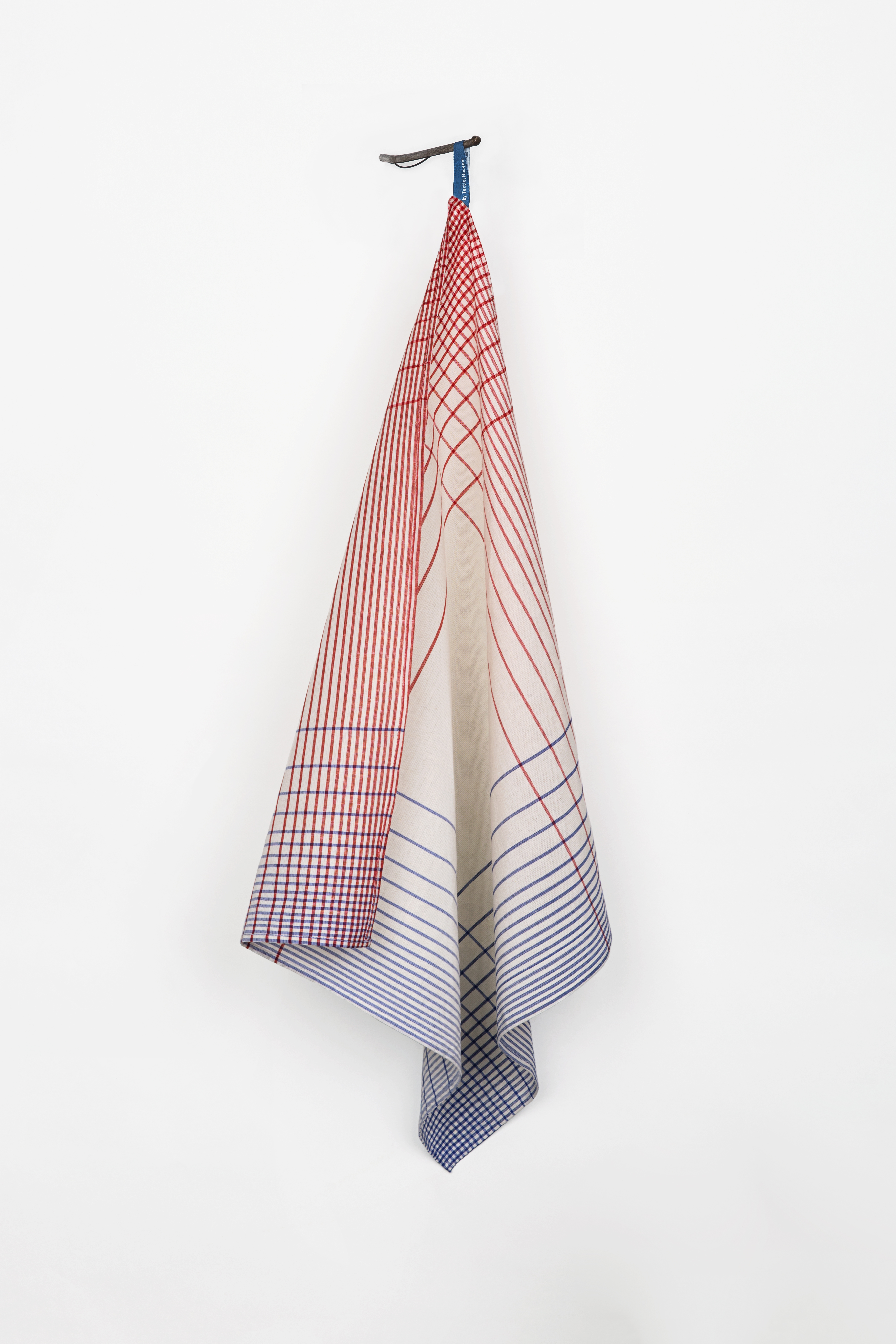 Photo Josefina Eikenaar-TextielMuseum-byTM-KittyvdMijllDekker-Bauhaus-glazendoek-BlueRedWhite-01-photoJosefinaEikenaarTM.jpg